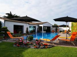 ღ Villa des Astres 850 m2 - Piscine, Jacuzzi, Sauna, Hammam, & Salle de Cinéma，位于La Noue的酒店