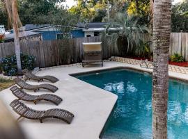 Pool & Hot Tub Home w Game Room! 1 Mile to Beach!，位于杰克逊维尔海滩的酒店