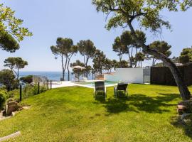 Luxury Villa in front of the beach POPETA，位于卡莱利亚德帕拉弗鲁赫尔的酒店