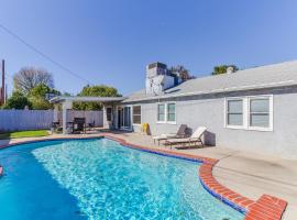 4 bedroom house with a pool，位于里西达的酒店