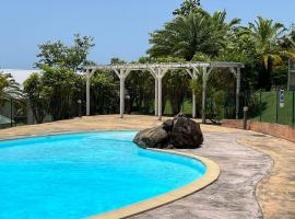 Zabana Lodge, dans un jardin tropical avec piscine，位于圣克洛德的公寓