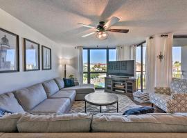 Airy Destin Condo with Pool - Walk to Private Beach!，位于德斯坦的酒店