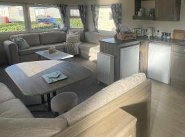 Trecco Bay Porthcawl Caravan 8 berth PALMS 4，位于纽顿的带泳池的酒店