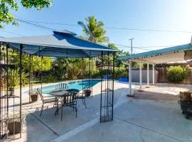 4 Bedroom West Hills Charmer with Pool and Jacuzzi