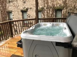 Private Luxury Suite with Hot Tub Downtown Eureka Springs，位于尤里卡斯普林斯The Great Passion Play附近的酒店
