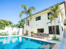 Spacious Family 5BR Villa Nikkie 3, Big Garden & Pool，位于拉威海滩的酒店