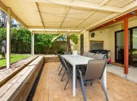 Callala Calm Pet Friendly 5 Mins Walk to Beach