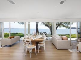 Soul Beach House - Luxury Home at Salamander Bay，位于萨拉曼德湾的豪华酒店