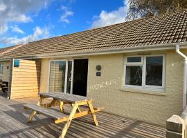 2 Bedroom Bungalow SV58, Seaview, Isle of Wight Free Wi-Fi，位于海景城的酒店