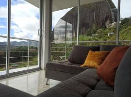 Linda casa con espectacular vista embalse y piedra，位于瓜塔佩的酒店