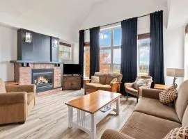 Spectacular Rivergrass Chalet Steps to Blue Mtn