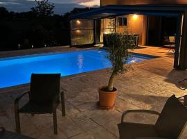 Gîte la bergerie, piscine chauffée,，位于Couzon的酒店