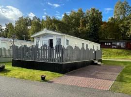 Freedom Lodge - Aviemore with FREE Starlink Superfast broadband 150mbps - Pet Free，位于阿维莫尔的度假屋