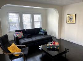 Modern Three Bedroom Condo - Boston，位于Stoneham的公寓