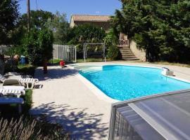 Maison de 2 chambres avec piscine partagee jardin amenage et wifi a Saint Marcel les Sauzet，位于Saint-Marcel-lès-Sauzet的带停车场的酒店