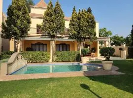 Modern 2 Bedroom apartment with club house pool