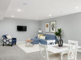 Bright new 1 BR private secondary basement suite，位于北温哥华的度假短租房