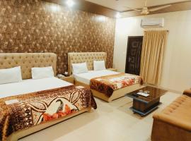 Royal Fort Executive Hotel Gulberg，位于拉合尔Gulberg的酒店