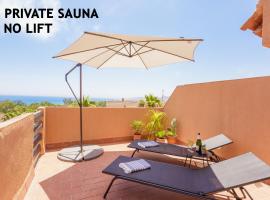 Fresh penthouse apartment with great sea views，位于卡萨雷斯的酒店