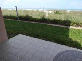 Spanish Main Unit 4- Direct Oceanfront Condo!，位于可可比奇的酒店