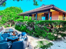 MOOREA - The Golden Reef Bungalow Bora Bora，位于Temae的度假屋