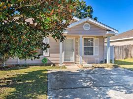 Cute Pensacola Townhome about 9 Mi to Downtown!，位于彭萨科拉的酒店