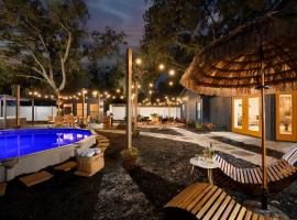 Luxe Brandon Oasis with Private Pool and Hot Tub!，位于布兰登的酒店