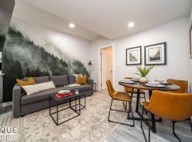 NEW, Mountain Chic Suite, Whyte Avenue, Netflix, WiFi, Sleeps 6，位于埃德蒙顿Old Strathcona附近的酒店