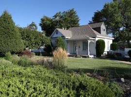 Updated Cottage 3 Bedroom Home With Game Room，位于River Heights的酒店