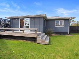 Coastal Breeze - Waihi Holiday Home，位于怀希比奇的酒店