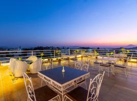 HOTEL THE CELEBRATION BY AMOD Best Hotel & Rooftop，位于乌代浦达博克机场 - UDR附近的酒店