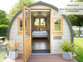 Glamping at South Lytchett Manor，位于浦耳的酒店