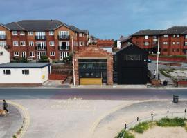 The Old Lifeboat Station of Hoylake，位于霍伊莱克的酒店