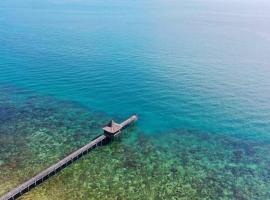 Private Luxury Villa in private beach resort，位于Telukmataikan的带热水浴缸的酒店