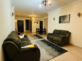 Modern entire apartment in the heart of Sheikh Zayed city，位于Sheikh Zayed智慧村附近的酒店