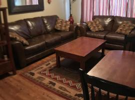 Rustic 2 BR Mountain View-walk to resort，位于大天空市的酒店