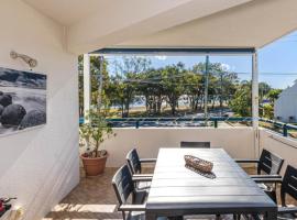 2nd Floor Unit with Water Views and Pool - Karoonda Sands, Bongaree，位于邦加里的酒店