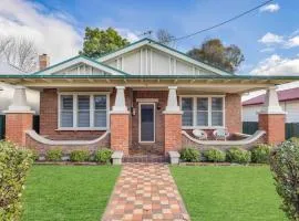 Currawong Bungalow - An Idyllic Group Stay in Town