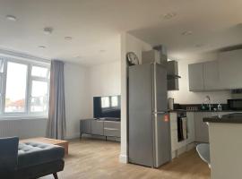 Family friendly new flat at London Gants Hill Station near Ilford，位于Wanstead的公寓