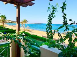 Amazing Beachfront townhouse chalet Ain Sokhna LaVista 1，位于艾因苏赫纳的酒店