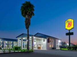 Super 8 by Wyndham Victoria - South - Hwy 59，位于维多利亚Victoria Regional Airport - VCT附近的酒店