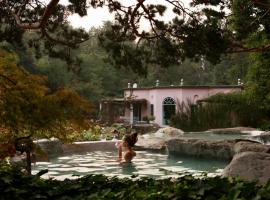Relais La Foleia - Luxury Villa with private lake，位于Veruno的度假屋