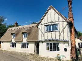 Beautiful thatched Dynes Cottage Finchingfield sleeps 10