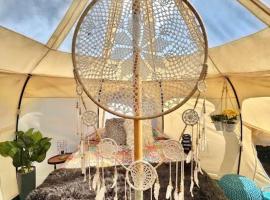 The Aries-a stargazing, luxury glamping tent，位于Rogersville的豪华帐篷