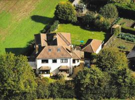 WILLOW RIDGE - a large country house with 3 rental rooms，位于Clutton的酒店