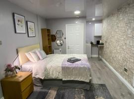 Private bedroom near NEC, Birmingham airport,city centre，位于伯明翰National Motorcycle Museum附近的酒店