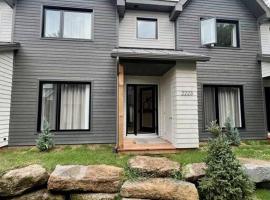 Jasmin Townhouse Lac Moore, Mont-Tremblant，位于蒙特朗布朗的度假屋