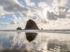 Cannon beach vibes, steps to the beach,WIFI,3 full bedroom en suites with 3 fireplaces,Near Downtown，位于卡农海滩尼黑勒姆哈伍德广场附近的酒店