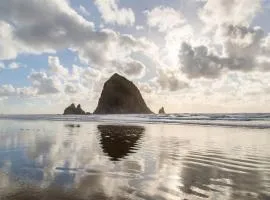 Cannon beach vibes, steps to the beach,WIFI,3 full bedroom en suites with 3 fireplaces,Near Downtown