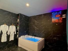 R.Suite，位于圣艾蒂安的带按摩浴缸的酒店